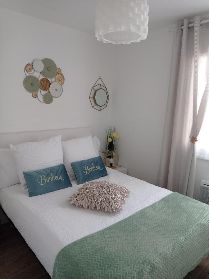 Jade Dans Proche Tennis/ Centre Naturiste Agde